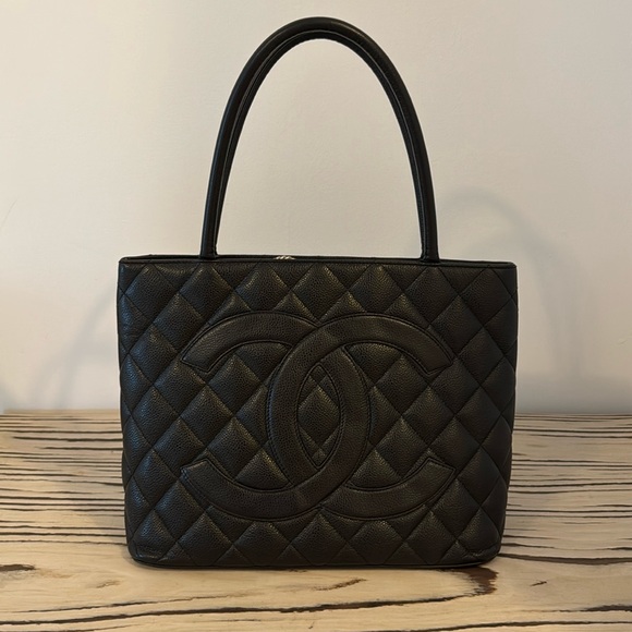 CHANEL tote - Picture 3 of 17